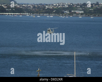 Ein Hubschrauber der militärischen Marine, konzipiert für taktische Operationen, mit einem großen Rotorsystem und Tarnfarben, der in verschiedenen militärischen Missionen und Operationen verwendet wird. Stockfoto