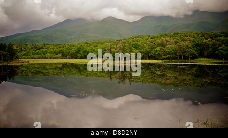 Stürmische bedecktem Himmel an Shiretoko fünf Seen mit Mount Rasu im Hintergrund Stockfoto