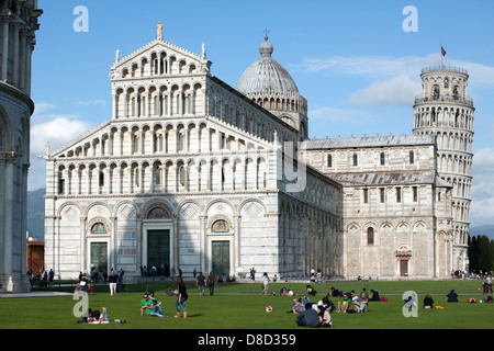 Piazza dei Miracoli/Piazza del Duomo - mit dem Campanile und Duomo in Pisa, Toskana, Italien, Europa Stockfoto