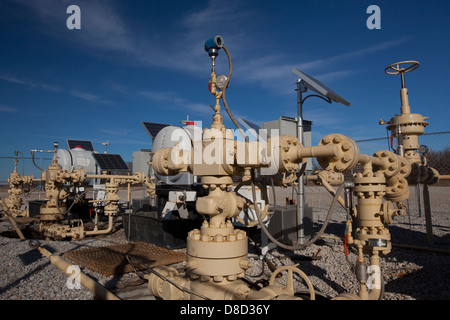 Öl und Gas Bohrlochkopf und Ventile, West-Texas, USA Stockfoto