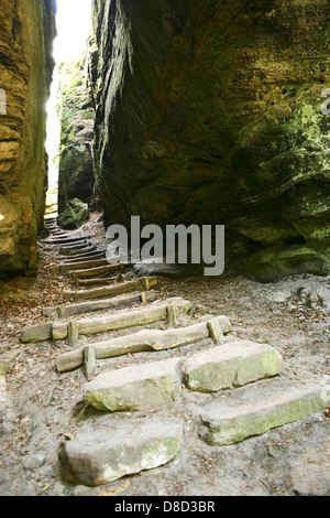 Ein schmaler Durchgang zwischen zwei großen Felsformationen, der einen engen, engen Raum schafft. Das Bild betont die geologischen Merkmale und das Gefühl der Tiefe in der Passage. Stockfoto