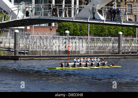 Glasgow, Schottland, Großbritannien, Samstag, 25th. Mai 2013. Crews, die sich vor dem Start des weiblichen Scottish Boat Race zwischen der University of Glasgow (Vordergrund) und der University of Edinburgh (Hintergrund) auf dem River Clyde an der Broomielaw neben der Tradestone Bridge im Stadtzentrum vorbereiten Stockfoto