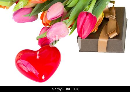 herzförmige Kerze und Tulpen Stockfoto