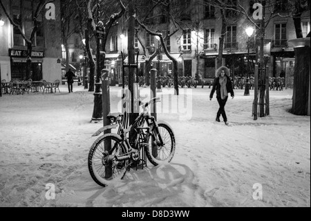 Mountain-Bike, geparkt im Schnee bedeckt Paris Platz. Stockfoto