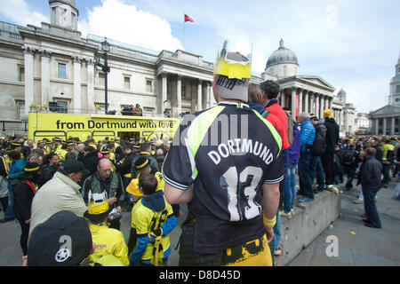 London, UK. 25. Mai 2013. Tausende von Borussia Dortmund Fußball-Fans übernehmen Trafalgar Square vor dem Champions-League-Finale gegen Bayern München im Wembley-Stadion. Bildnachweis: Amer Ghazzal /Alamy Live-Nachrichten Stockfoto