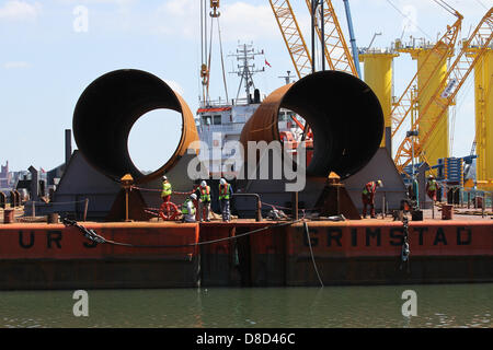 Türme von Windkraftanlagen Baubasis und Fertigungseinrichtungen am Standort Cammell Laird in Birkenhead. Das Werft- und Ingenieurbüro Merseyside produziert Windkraftanlagen für den Offshore-Windpark Burbo Bank Extension mit einer Leistung von 288 MW. Offshore-Schiffsbau und Betrieb erneuerbarer Energien auf der Werft Wirral in Liverpool, Großbritannien. Insgesamt 160 Windturbinen-Fundamente werden auf dem Windpark-Gelände rund 13 Kilometer von der Küste Nordwales entfernt entladen, vormontiert, versandt und installiert. Stockfoto