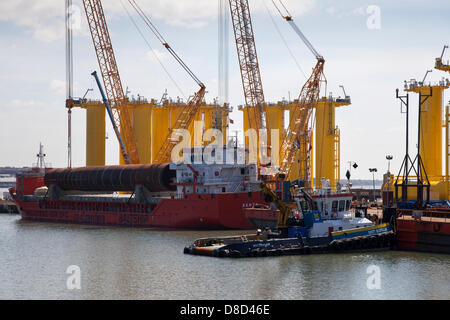 Windturbinen Türmen Baubasis & erneuerbare Energien Fertigungseinrichtungen am Standort Cammell Laird in Birkenhead. Das Werft- und Ingenieurbüro Merseyside produziert für den Offshore-Windpark Burbo Bank Extension mit einer Kapazität von 288 MW Windkraftanlagen. Offshore-Schiffsbau liefert Stahltürme und erneuerbare Energien auf dem Wirral-Hof in Liverpool, Großbritannien. Insgesamt werden 160 Fundamente von Windenergieanlagen entladen, vormontiert, versandt und auf dem Windpark-Standort rund 13 Kilometer von der Küste von Nordwales entfernt installiert. Stockfoto