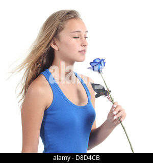 Schöne Frau halten und riechen eine blaue Rose auf einem weißen Hintergrund isoliert Stockfoto