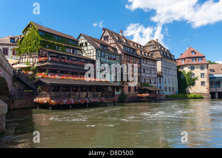 Fachwerkhäuser in der Petite France-Viertel der Stadt Straßburg, Elsass, Frankreich Stockfoto