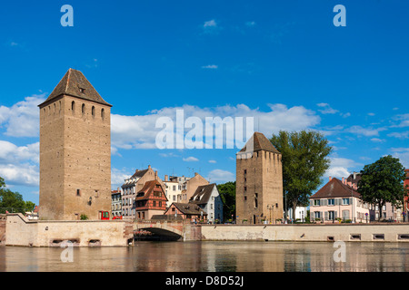 Blick vom Touristenboot auf Fluss Ill des Viertels Petite France-Straßburg, Elsass, Frankreich Stockfoto