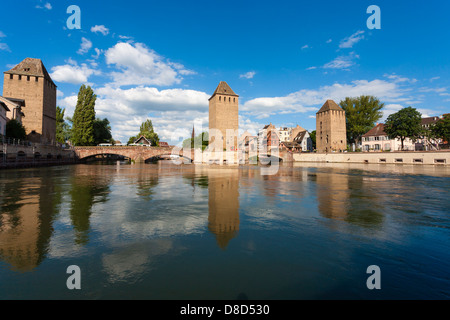 Blick vom Touristenboot auf Fluss Ill von der Ponts Couverts / überdachten Brücken, Viertel Petite France, Straßburg, Elsass, Frankreich Stockfoto