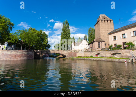 Blick vom Touristenboot auf Fluss Ill des Viertels Petite France-Straßburg, Elsass, Frankreich Stockfoto