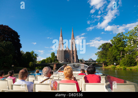 Blick vom Touristenboot auf Fluss Ill von St-Paul-Kirche Straßburg, Elsass, Frankreich Stockfoto