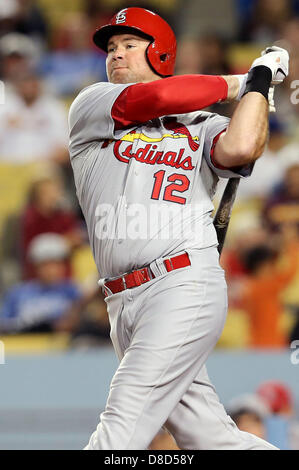 24. Mai 2013 - Los Angeles, California, Vereinigte Staaten von Amerika - 24. Mai 2013 Los Angeles, Kalifornien: St. Louis Cardinals dritte Baseman Ty Wigginton (12) Uhren der Kugel in Richtung linkes Feld während des Spiels zwischen den St. Louis Cardinals und die Los Angeles Dodgers im Dodger Stadium am 24. Mai 2013 in Los Angeles, Kalifornien. Rob Carmell/CSM Stockfoto