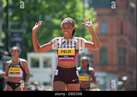 MANCHESTER, VEREINIGTES KÖNIGREICH. 25. Mai 2013. Allyson Felix der Vereinigten Staaten zeigt ihre Freude, nachdem Abschluss 1. in einer Zeit von 16,36 im Womens 150m hat auf in Manchester Deansgate während 2013 BT große CityGames zu platzieren. Anyika Onuoru (Großbritannien, 2.), Lauryn Williams (USA, 3.) und Jodie Williams (Großbritannien, 4.) schlagen die aktuellen 200-m-Olympiasieger. Bildnachweis: News Schüsse Nord/Alamy Live News (nur zur redaktionellen Verwendung). Stockfoto