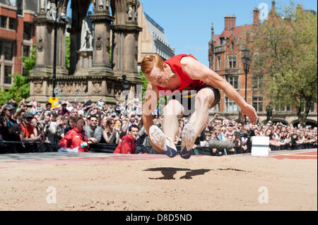 MANCHESTER, VEREINIGTES KÖNIGREICH. 25. Mai 2013. Greg Rutherford von Großbritannien landet um 1. Platz im Weitsprung Herren-Event am Albert Square, Manchester, während die 2013 BT große CityGames statt. Die aktuellen Olympiasieger schlagen Chris Tomlinson (Großbritannien, 2.), Rudon Bastian (Bahamas, 3.) und Jhamal Bowen (Panama, 4.). Bildnachweis: News Schüsse Nord/Alamy Live News (nur zur redaktionellen Verwendung). Stockfoto