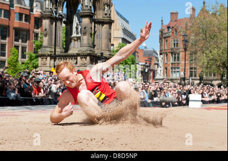 MANCHESTER, VEREINIGTES KÖNIGREICH. 25. Mai 2013. Greg Rutherford von Großbritannien landet um 1. Platz im Weitsprung Herren-Event am Albert Square, Manchester, während die 2013 BT große CityGames statt. Die aktuellen Olympiasieger schlagen Chris Tomlinson (Großbritannien, 2.), Rudon Bastian (Bahamas, 3.) und Jhamal Bowen (Panama, 4.). Bildnachweis: News Schüsse Nord/Alamy Live News (nur zur redaktionellen Verwendung). Stockfoto