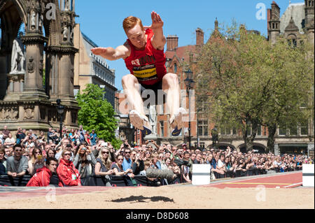 MANCHESTER, VEREINIGTES KÖNIGREICH. 25. Mai 2013. Greg Rutherford von Großbritannien springt um 1. Platz im Weitsprung Herren-Event am Albert Square, Manchester, während die 2013 BT große CityGames statt. Die aktuellen Olympiasieger schlagen Chris Tomlinson (Großbritannien, 2.), Rudon Bastian (Bahamas, 3.) und Jhamal Bowen (Panama, 4.). Bildnachweis: News Schüsse Nord/Alamy Live News (nur zur redaktionellen Verwendung). Stockfoto