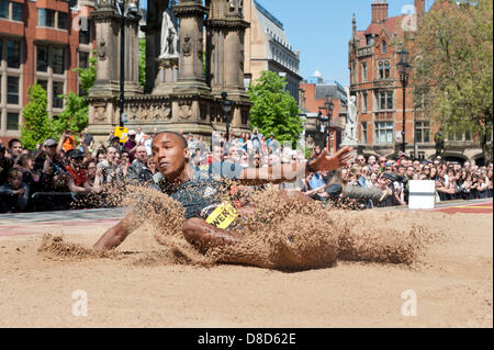 MANCHESTER, VEREINIGTES KÖNIGREICH. 25. Mai 2013. Jhamal Bowen von Panama landet um 4. Platz im Weitsprung Herren-Event am Albert Square, Manchester, während die 2013 BT große CityGames zu beenden. Auch im Wettbewerb waren Greg Rutherford (Großbritannien, 1.), Chris Tomlinson (Großbritannien, 2.) und Rudon Bastian (Bahamas, 3. Platz). Bildnachweis: News Schüsse Nord/Alamy Live News (nur zur redaktionellen Verwendung). Stockfoto