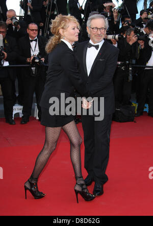 STEVEN SPIELBERG KATE CAPSHAW LA VENUS A LA FOURRURE. UA. CANNES FILM FESTIVAL 2013 PALAIS DES FESTIVAL CANNES FRANKREICH 2 Stockfoto