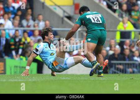 London, UK.  25. Mai 2013. Northampton Saints Ben Foden von Leicester Tigerst Manu Tuilagi während der Aviva Premiership Rugby Finale zwischen Leicester Tigers und Northampton Saints aus Twickenham in Angriff genommen wird. Bildnachweis: Action Plus Sport Bilder/Alamy Live News Stockfoto