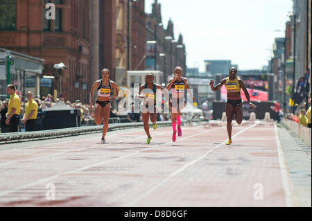 MANCHESTER, VEREINIGTES KÖNIGREICH. 25. Mai 2013. Allyson Felix der Vereinigten Staaten sprintet zum 1. Platz im Frauen 150 m in einer Zeit von 16,36, nehmen während der 2013 BT große CityGames am Deansgate in Manchester stattfand. Die aktuellen 200-m-Olympiasieger schlagen Anyika Onuoru (Großbritannien, 2., am weitesten rechts), Lauryn Williams (USA, 3., zweiter von links) und Jodie Williams (Großbritannien, 4., am weitesten links). Bildnachweis: News Schüsse Nord/Alamy Live News (nur zur redaktionellen Verwendung). Stockfoto