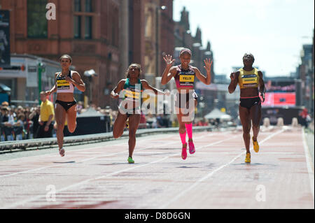 MANCHESTER, VEREINIGTES KÖNIGREICH. 25. Mai 2013. Allyson Felix der Vereinigten Staaten ist hocherfreut, 1. Platz im Frauen 150 m in einer Zeit von 16,36, nehmen während der 2013 BT große CityGames am Deansgate in Manchester stattfand. Die aktuellen 200-m-Olympiasieger schlagen Anyika Onuoru (Großbritannien, 2., am weitesten rechts), Lauryn Williams (USA, 3., zweiter von links) und Jodie Williams (Großbritannien, 4., am weitesten links). Bildnachweis: News Schüsse Nord/Alamy Live News (nur zur redaktionellen Verwendung). Stockfoto