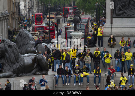 25. Mai 2013. London UK. Tausende von Borussia Dortmund Fußball-Fans strömen in London und Trafalgar Square vor 2013 UEFA Champions League-Finale gegen Bayern München im Wembley-Stadion übernehmen Stockfoto