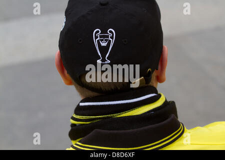 25. Mai 2013. London UK. Tausende von Borussia Dortmund Fußball-Fans übernehmen Trafalgar Square vor dem Champions-League-Finale gegen Bayern München im Wembley-Stadion Stockfoto