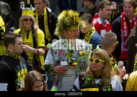 25. Mai 2013. London UK. Tausende von Borussia Dortmund Fußball-Fans strömen in London und Trafalgar Square vor 2013 UEFA Champions League-Finale gegen Bayern München im Wembley-Stadion übernehmen Stockfoto