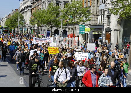 Dublin, Irland. 25. Mai 2013. O' Connell Street, protestieren gegen das landwirtschaftliche Unternehmen Monsanto und gentechnisch manipulierte Lebensmittel im Allgemeinen sind Leute hinunter. Hunderte von Menschen stellte sich heraus, dass es sich für den "Marsch gegen Monsanto" in Dublin aus dem Garden of Remembrance, Department of Agriculture. Der Protest ist Teil einer internationalen Tag des Protests gegen das landwirtschaftliche Unternehmen Monsanto und seine Geschäftspraktiken als auch gegenüber gentechnisch veränderten Lebensmitteln. Bildnachweis: Michael Debets/Alamy Live-Nachrichten Stockfoto