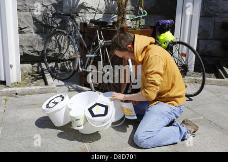 Dublin, Irland. 25. Mai 2013. Ein Demonstrant baut ein Self-made Trommeln aus der Kunststoff-Eimer vor der "Marsch gegen Monsanto". Hunderte von Menschen stellte sich heraus, dass es sich für den "Marsch gegen Monsanto" in Dublin aus dem Garden of Remembrance, Department of Agriculture. Der Protest ist Teil einer internationalen Tag des Protests gegen das landwirtschaftliche Unternehmen Monsanto und seine Geschäftspraktiken als auch gegenüber gentechnisch veränderten Lebensmitteln. Bildnachweis: Michael Debets/Alamy Live-Nachrichten Stockfoto