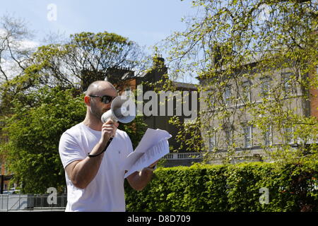 Dublin, Irland. 25. Mai 2013. Tony O'Brien, Adressen der Veranstalter der "Marsch gegen Monsanto" in Dublin die Menschenmenge auf dem Garden of Remembrance, erzählt sie über die Praktiken von Monsanto und was dagegen getan werden sollte. Hunderte von Menschen stellte sich heraus, dass es sich für den "Marsch gegen Monsanto" in Dublin aus dem Garden of Remembrance, Department of Agriculture. Der Protest ist Teil einer internationalen Tag des Protests gegen das landwirtschaftliche Unternehmen Monsanto und seine Geschäftspraktiken als auch gegenüber gentechnisch veränderten Lebensmitteln. Bildnachweis: Michael Debets/Alamy Live-Nachrichten Stockfoto