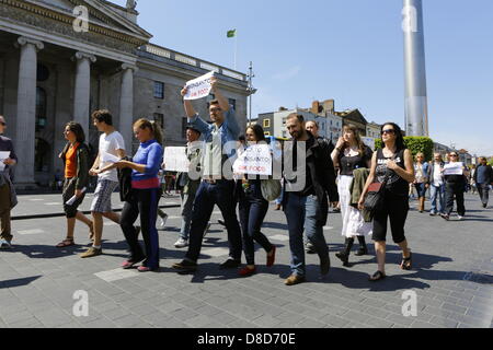 Dublin, Irland. 25. Mai 2013. Menschen gehen vorbei an der GPo (General Post Office), protestieren gegen das landwirtschaftliche Unternehmen Monsanto und gentechnisch manipulierte Lebensmittel im Allgemeinen. Hunderte von Menschen stellte sich heraus, dass es sich für den "Marsch gegen Monsanto" in Dublin aus dem Garden of Remembrance, Department of Agriculture. Der Protest ist Teil einer internationalen Tag des Protests gegen das landwirtschaftliche Unternehmen Monsanto und seine Geschäftspraktiken als auch gegenüber gentechnisch veränderten Lebensmitteln. Bildnachweis: Michael Debets/Alamy Live-Nachrichten Stockfoto