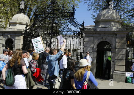 Dublin, Irland. 25. Mai 2013. Demonstranten stehen außerhalb der Dail (Irisches Parlament) protestieren gegen Monsanto und ihre Geschäftspraktiken. Hunderte von Menschen stellte sich heraus, dass es sich für den "Marsch gegen Monsanto" in Dublin aus dem Garden of Remembrance, Department of Agriculture. Der Protest ist Teil einer internationalen Tag des Protests gegen das landwirtschaftliche Unternehmen Monsanto und seine Geschäftspraktiken als auch gegenüber gentechnisch veränderten Lebensmitteln. Bildnachweis: Michael Debets/Alamy Live-Nachrichten Stockfoto