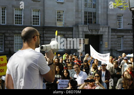 Dublin, Irland. 25. Mai 2013. Tony O'Brien, Adressen der Veranstalter der "Marsch gegen Monsanto" in Dublin die Menge außerhalb des Landwirtschaftsministeriums, erzählt sie über die Praktiken von Monsanto und was dagegen getan werden sollte. Hunderte von Menschen stellte sich heraus, dass es sich für den "Marsch gegen Monsanto" in Dublin aus dem Garden of Remembrance, Department of Agriculture. Der Protest ist Teil einer internationalen Tag des Protests gegen das landwirtschaftliche Unternehmen Monsanto und seine Geschäftspraktiken als auch gegenüber gentechnisch veränderten Lebensmitteln. Bildnachweis: Michael Debets/Alamy Live-Nachrichten Stockfoto