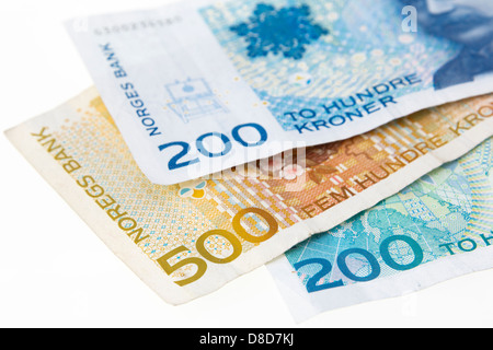 Drei norwegische 200 und 500 Kronen Banknoten auf einem weißen Hintergrund aus Norwegen, Skandinavien, Europa Stockfoto