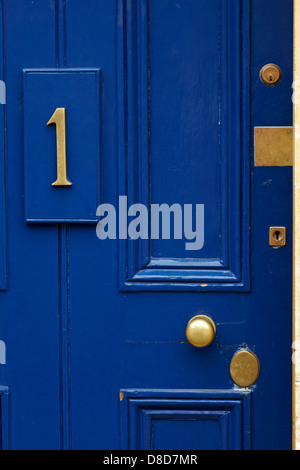 Blaue Eingangstür des Hauses Nr. 1 in Oxford, Oxfordshire UK im Mai Stockfoto