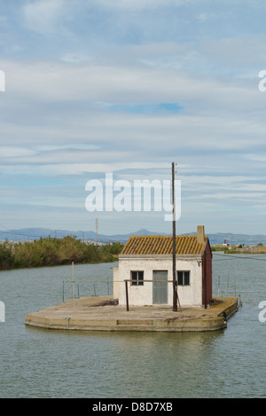 Valencianische Volksarchitektur in den Gewässern von La Albufera Stockfoto