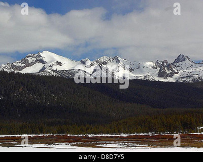 Die schneebedeckten Gipfel der Sawtooth Mountains im Winter bieten einen atemberaubenden Blick auf zerklüftete Bergkämme und frostiges Gelände. Diese zerklüfteten Berge sind bekannt für ihre dramatische, malerische Landschaft. Stockfoto
