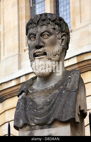 Eine der Büsten klassischer Philosophen, Emperor Heads, im Mai im Sheldonian Theatre, Oxford in Oxford, Oxfordshire, Großbritannien Stockfoto