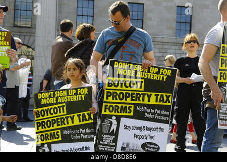 Dublin, Irland. 25. Mai 2013. Ein junges Mädchen und ein Mann-Protest außerhalb der GPO (General Post Office) Protest gegen den Haushalt Steuern. Die Kampagne gegen Home & Wasser Steuern Kundgebung eine außerhalb der GPO (General Post Office) gegen den Haushalt Steuern, ruft die Öffentlichkeit, nicht um die Steuer zu zahlen. Der Protest wird am Wochenende vor dem Haushalt Steuererklärung Frist 28. Mai statt. Kredite; Michael Debets/Alamy Live-Nachrichten Stockfoto