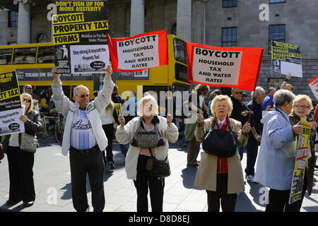 Dublin, Irland. 25. Mai 2013. Zwei ältere Damen protestieren außerhalb der GPO (General Post Office) Protest gegen den Haushalt Steuern. Die Kampagne gegen Home & Wasser Steuern Kundgebung eine außerhalb der GPO (General Post Office) gegen den Haushalt Steuern, ruft die Öffentlichkeit, nicht um die Steuer zu zahlen. Der Protest wird am Wochenende vor dem Haushalt Steuererklärung Frist 28. Mai statt. Kredite; Michael Debets/Alamy Live-Nachrichten Stockfoto