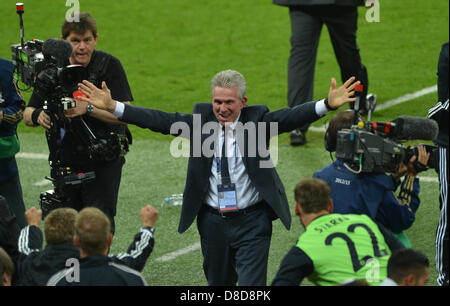 London, UK. 25. Mai 2013. Münchens Trainer Jupp Heynckes feiert während der Fußball-UEFA Champions League-Finale zwischen Borussia Dortmund und Bayern München im Wembleystadion in London, England, 25. Mai 2013. Foto: Peter Kneffel/Dpa/Alamy Live News Stockfoto