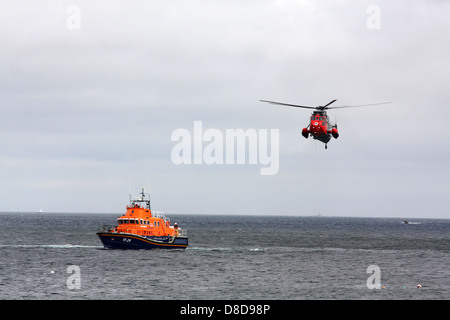 RNLI-Rettungsboot führt Demonstration mit Sea King Hubschrauber Stockfoto