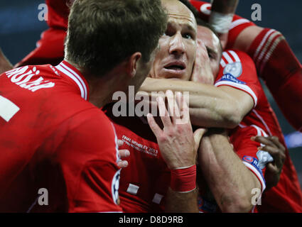 London, UK. 25. Mai 2013. Münchner Arjen Robben (C) feiert nach der 1: 2 Tor während der Fußball-UEFA Champions League-Finale zwischen Borussia Dortmund und Bayern München im Wembleystadion in London, England, 25. Mai 2013. PhotoFriso Gentsch/Dpa/Alamy Live News Stockfoto