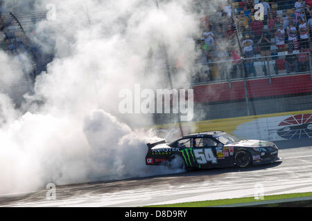 Concord, NC, USA. 25. Mai 2013. Kyle Busch (54) gewinnt die Geschichte 300-Rennen auf dem Charlotte Motor Speedway in Concord, North Carolina. Bildnachweis: Cal Sport Medien/Alamy Live News Stockfoto