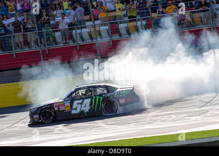 Concord, NC, USA. 25. Mai 2013. Kyle Busch (54) gewinnt die Geschichte 300-Rennen auf dem Charlotte Motor Speedway in Concord, North Carolina. Bildnachweis: Cal Sport Medien/Alamy Live News Stockfoto