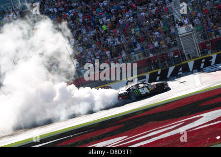 Concord, NC, USA. 25. Mai 2013. Kyle Busch (54) gewinnt die Geschichte 300-Rennen auf dem Charlotte Motor Speedway in Concord, North Carolina. Bildnachweis: Cal Sport Medien/Alamy Live News Stockfoto