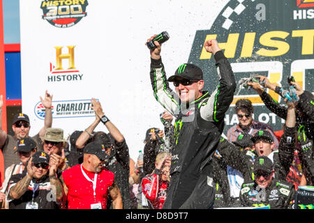 Concord, NC, USA. 25. Mai 2013. Kyle Busch (54) gewinnt die Geschichte 300-Rennen auf dem Charlotte Motor Speedway in Concord, North Carolina. Bildnachweis: Cal Sport Medien/Alamy Live News Stockfoto